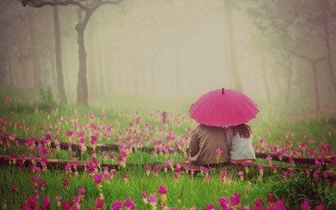 love_couple_with_pink_umbrella
